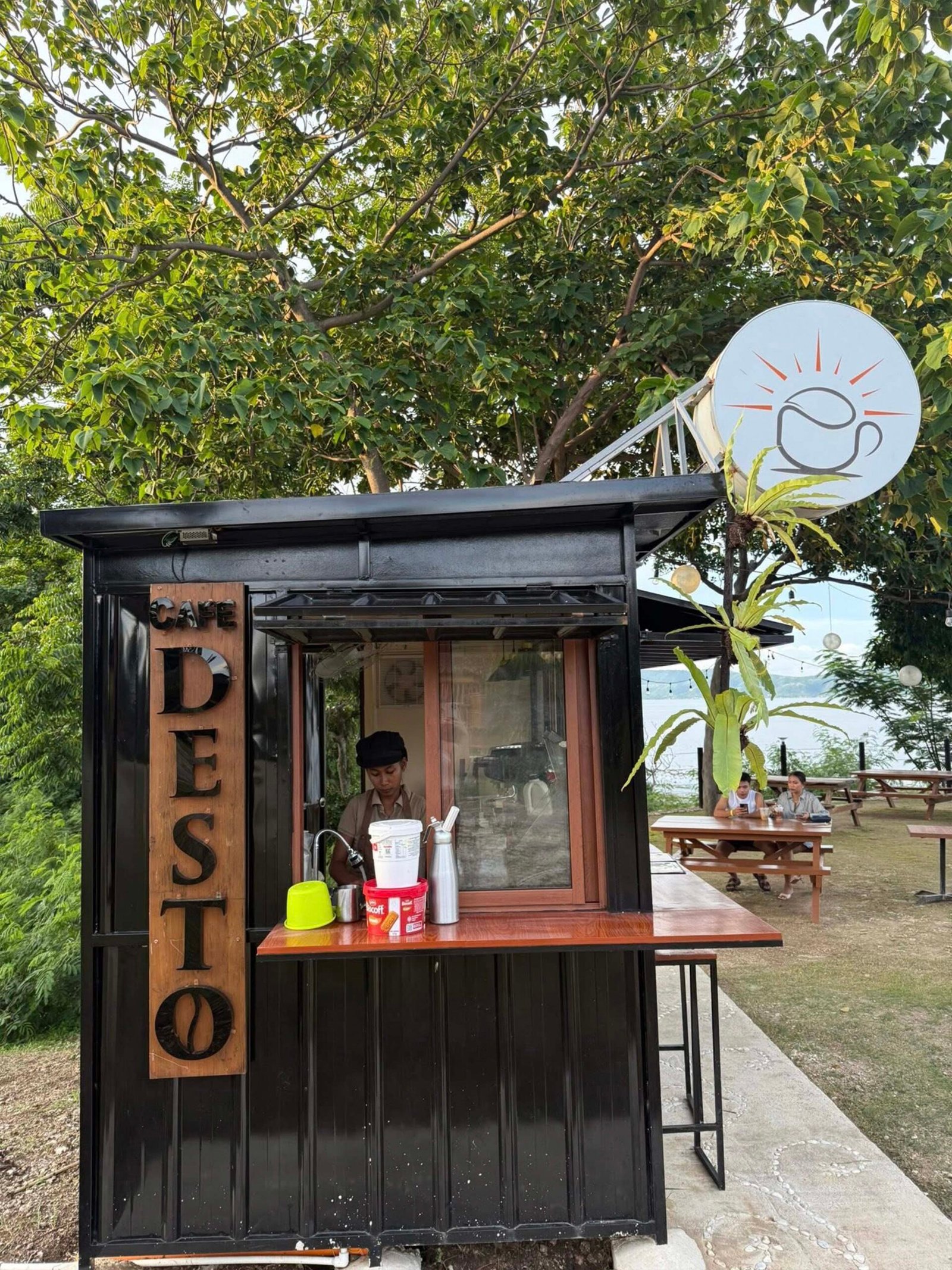 Café Desto kiosk with outdoor seating and sea views